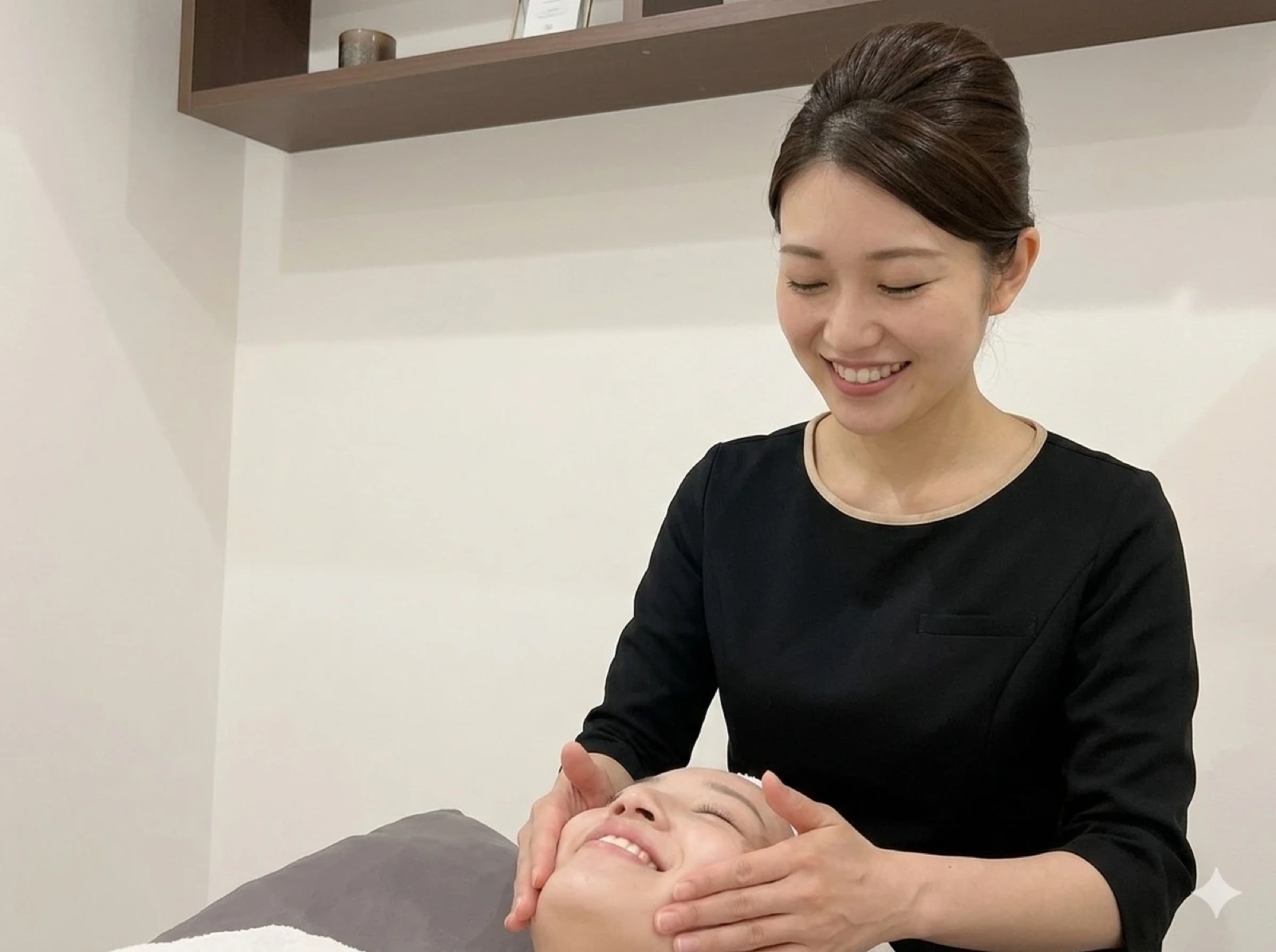 フェイシャルのお手入れの様子
